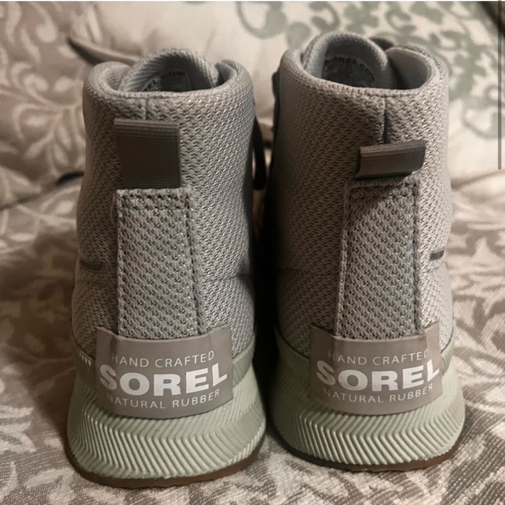 Sorel Sneakers Size 8 / Woman’s